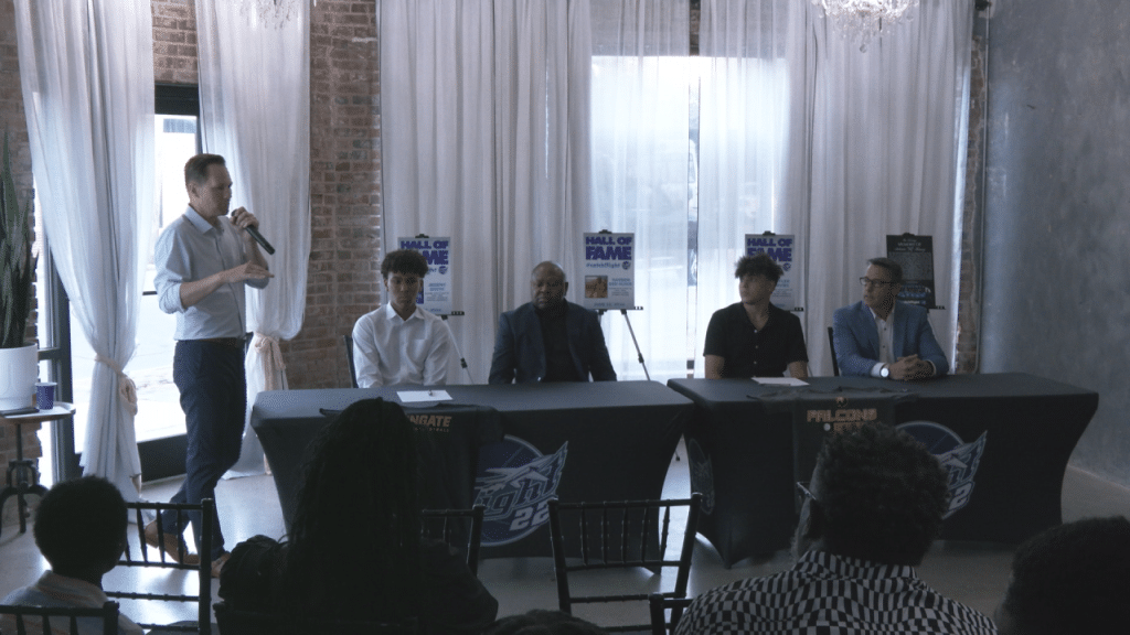 , Flight 22 Basketball intronise sa 7e classe au Temple de la renommée ; a 8 joueurs signés pour jouer au niveau collégial