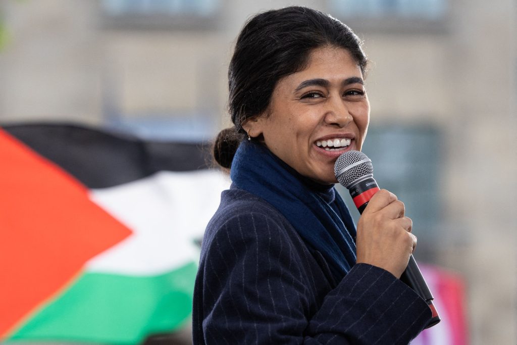 , Rima Hassan choque en accusant Emmanuel Macron du «nettoyage ethnique des Palestiniens» à Gaza