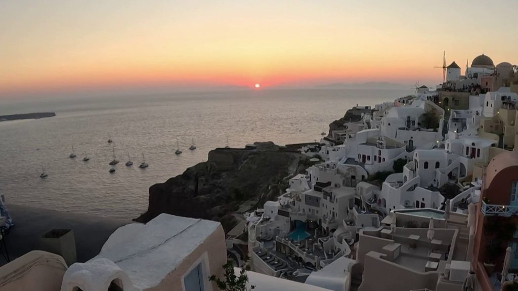, Santorin attire les foules pour son coucher de soleil