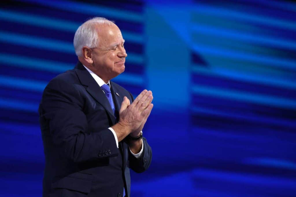 , Tim Walz, colistier de Kamala Harris, “se présente aux Américains” et accepte l’investiture du parti démocrate