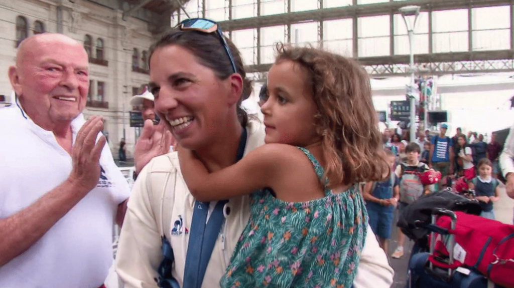 , de retour chez eux, les athlètes accueillis en vedettes