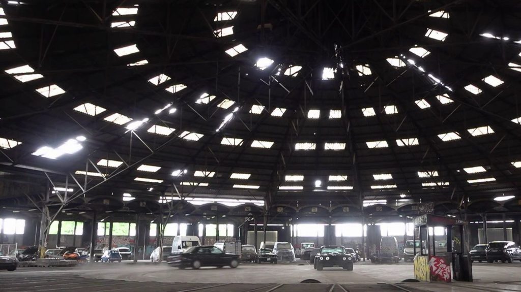 , la popularité de son garage insolite explose grâce au clip d’un célèbre DJ