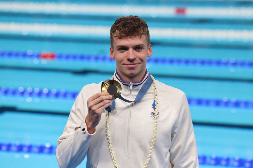 , pourquoi Léon Marchand arborait-il des fleurs de lys sur son compte X ?