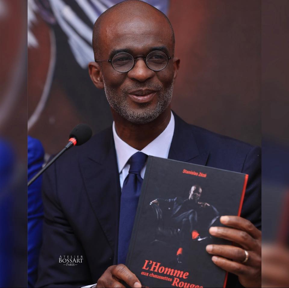 , Stanislas ZEZE, l’homme aux chaussettes rouges