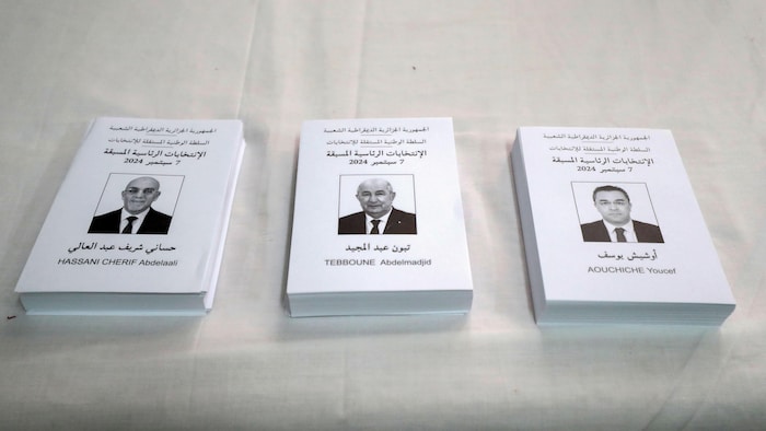 Des bulletins des trois candidats côte à côte sur une table.