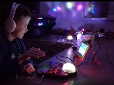 DJ Ewan a 5 ans lorsqu'il commence &agrave; mixer.