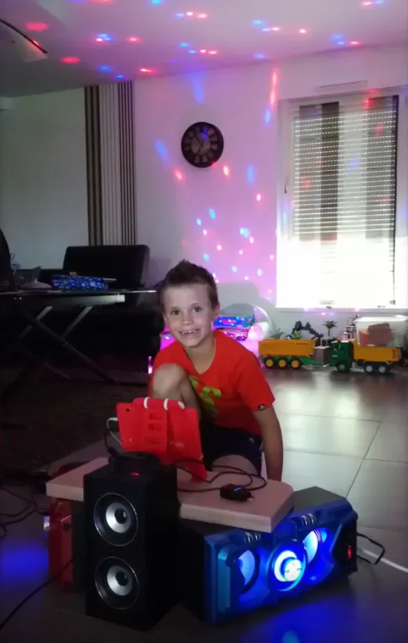 "Depuis que j'ai cinq ans, j'ai toujours mix&eacute;" raconte DJ Ewan 23