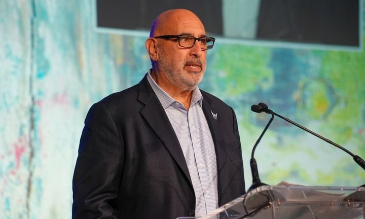 Matthew Betz sur scène s'exprimant à un podium.