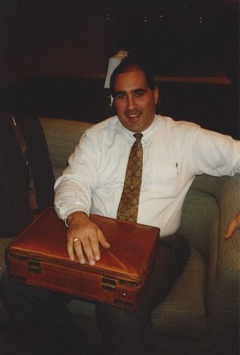 Ancienne image numérisée d'un jeune Matthew Betz en tenue professionnelle.