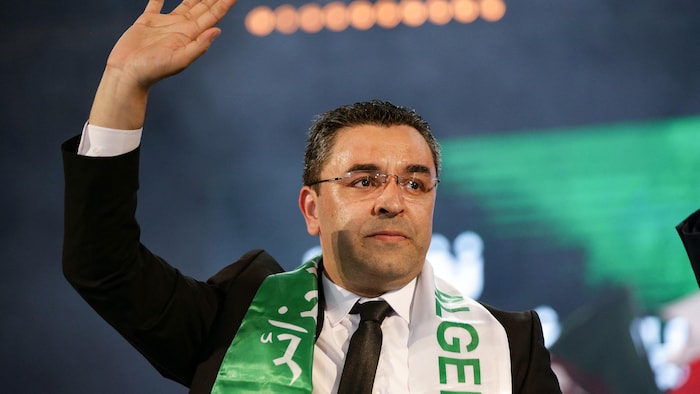 Un homme salue la foule.