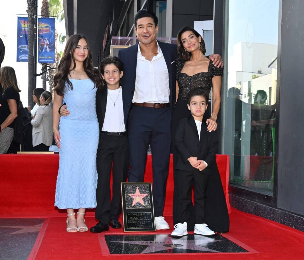 , L’acteur américain et personnalité de la télévision Mario Lopez obtient une étoile sur le Hollywood Walk of Fame