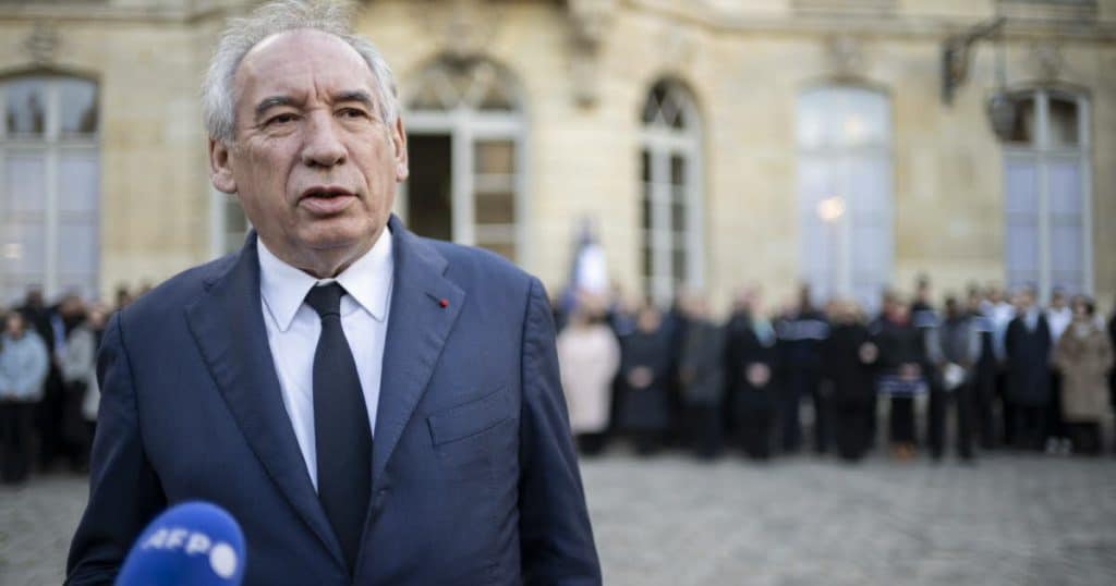 , Politique. « Une notoriété évidente » mais un gouvernement encore « minoritaire à l’Assemblée »