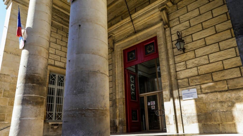 , manifestation devant le palais de justice pour défendre l’État de droit