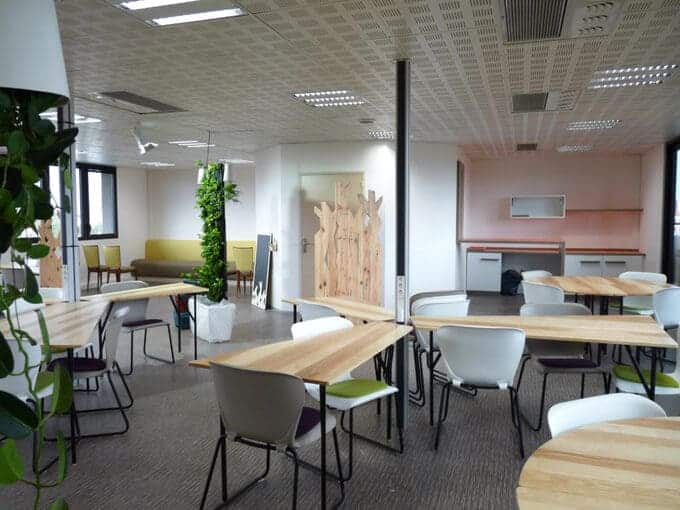 , Deux cadres visitent le barrage que leur entreprise a construit